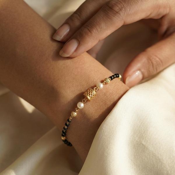 Elegant Black Bead Gold Bracelet with Pearl Detailing